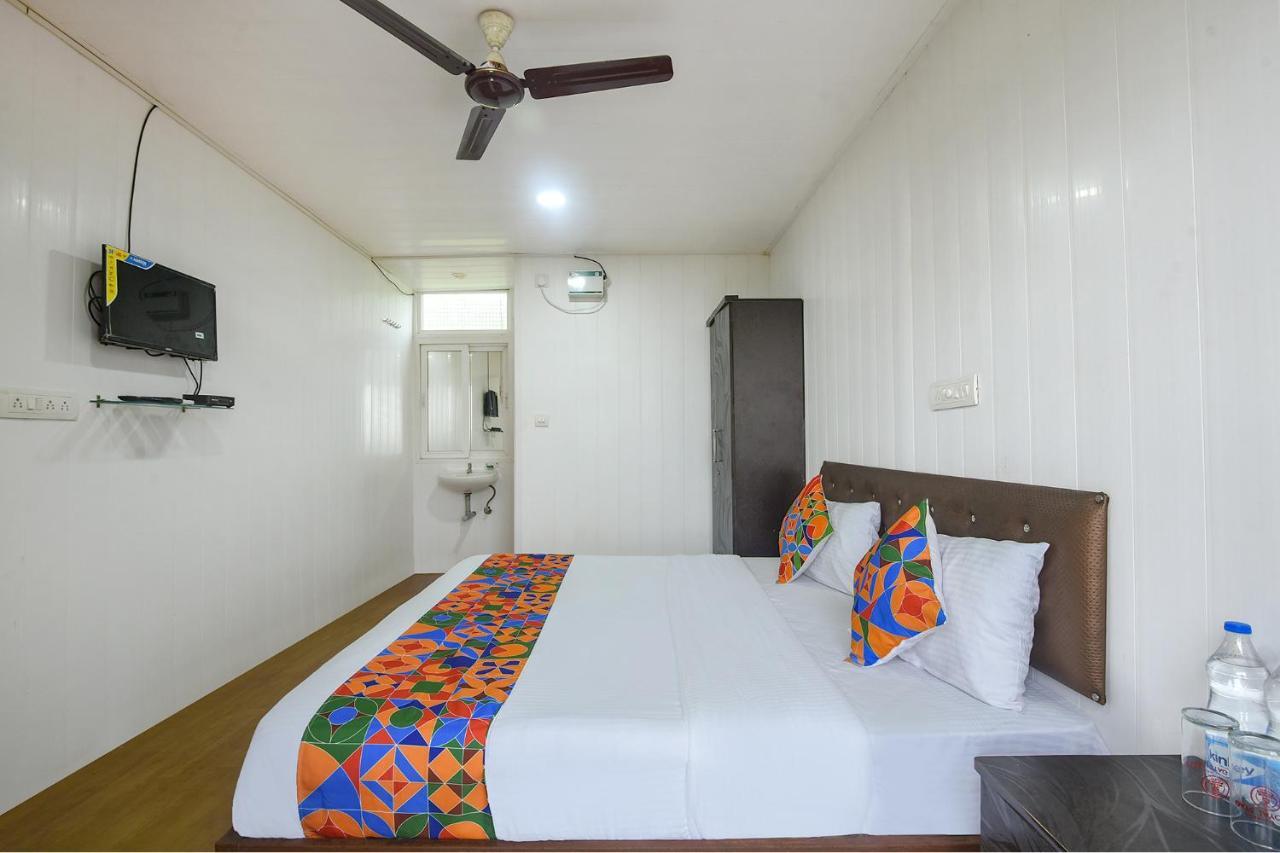 Hotel Fabexpress Vincy Palace, Mandrem Beach Exterior foto