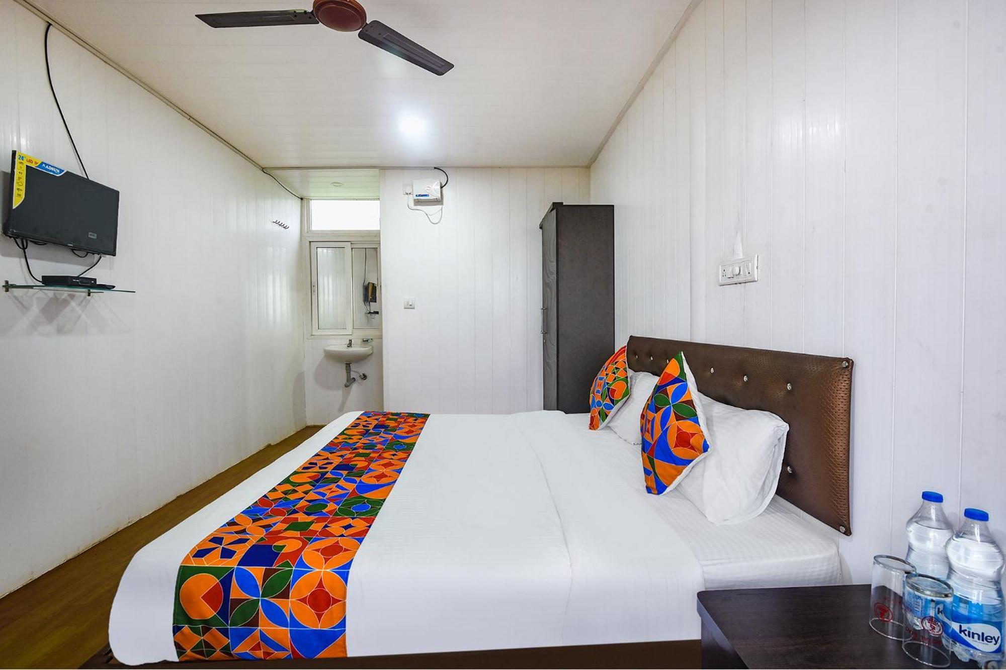 Hotel Fabexpress Vincy Palace, Mandrem Beach Exterior foto