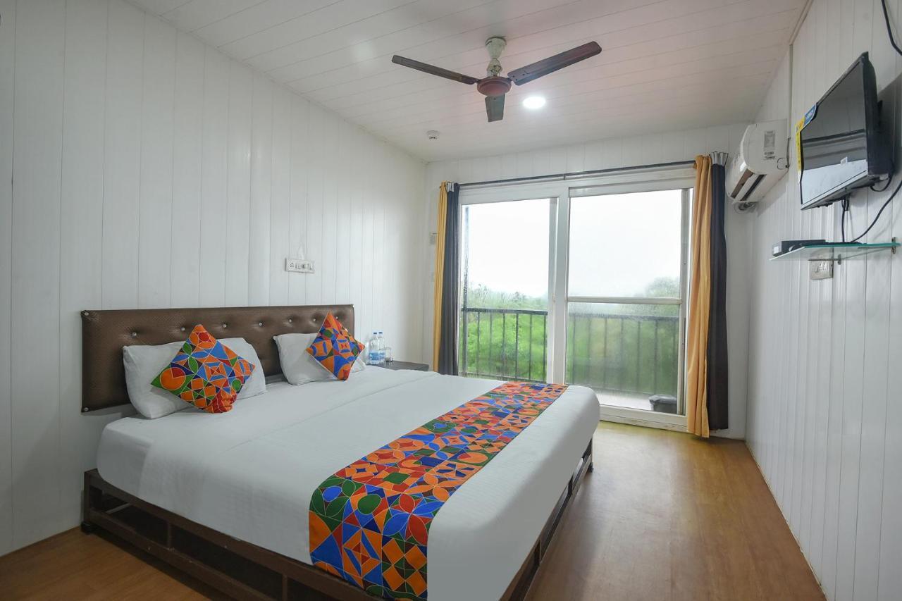 Hotel Fabexpress Vincy Palace, Mandrem Beach Exterior foto